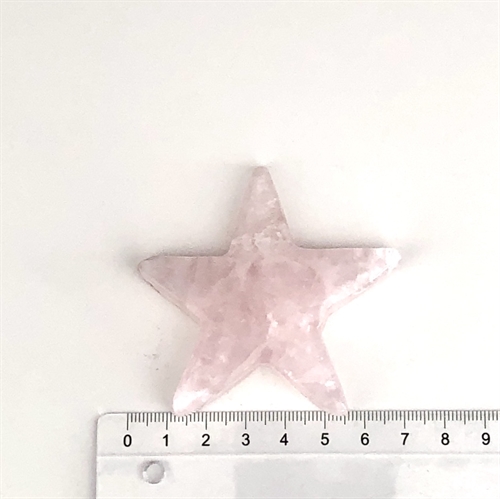 Rosenkvarts Stjerne 7 cm. Den har ujævnheder.